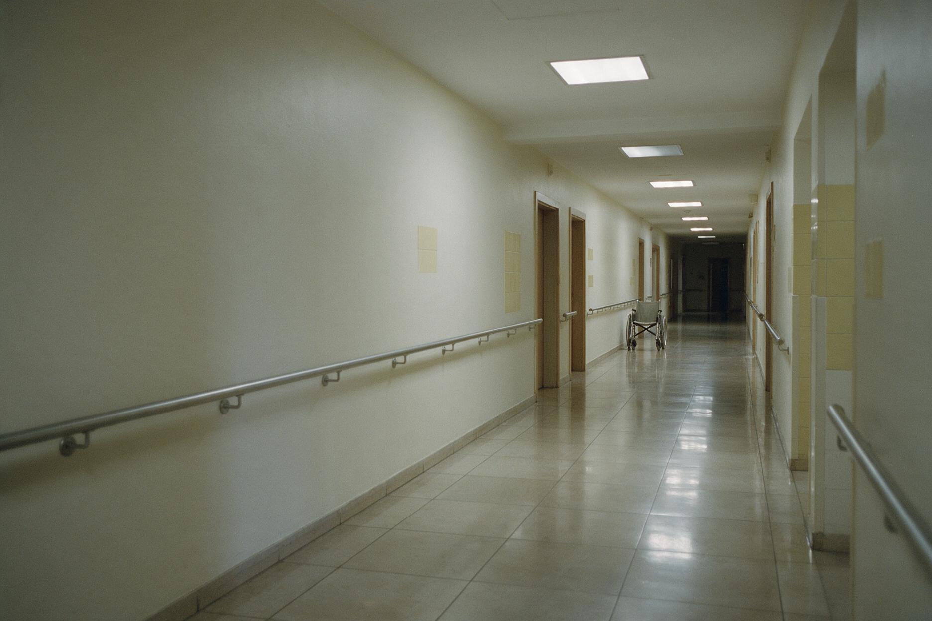 Devorga oʻrnatilgan tutqichli boʻsh parvarish muassasasi yoʻlagi