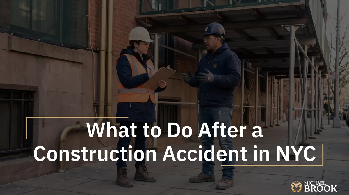 Un supervisor de obra con un portapapeles conversa con un trabajador frente a un edificio con andamios